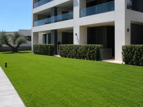 Manteniment de zona verda comunitària a Can Ametller, Sant Cugat del Vallès